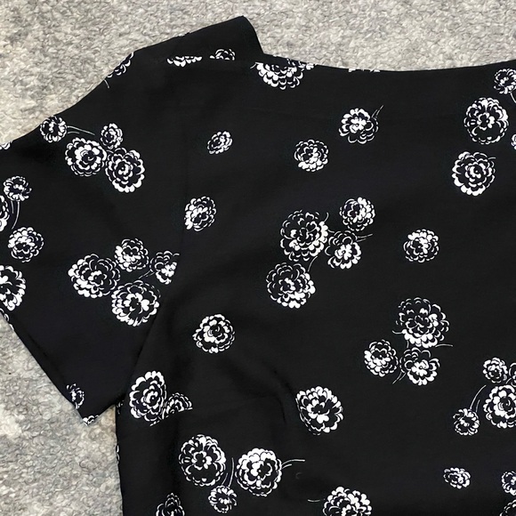 New With Tag Ann Taylor black and white daisy print blouse short sleeves - Picture 5 of 7